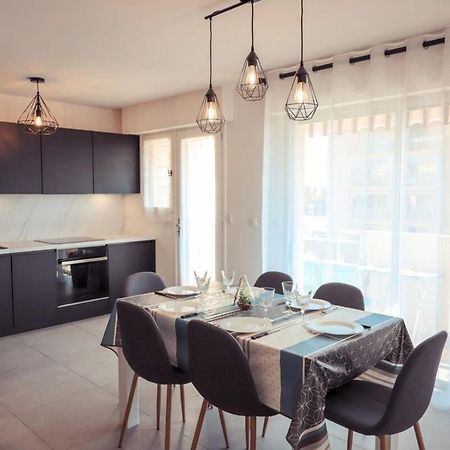 Chic Appart Du Port Frejus Exterior photo